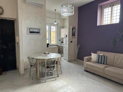a living room with a table and a couch at Tommy's Apartment in Pompei