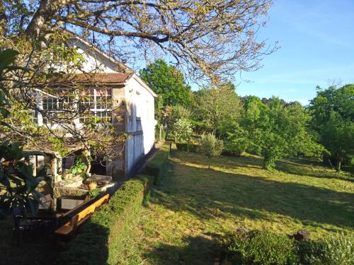 a house in the middle of a yard at Lar A Rola El precio x una noche es para dia y medio Check in 9am Out 21pm in Sabucedo