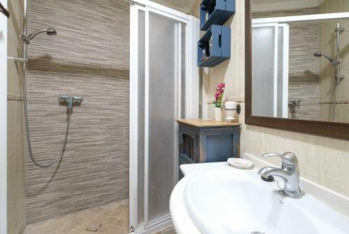 W łazience znajduje się prysznic, umywalka i lustro. w obiekcie Casa Evita w mieście Estepona