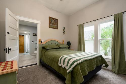 Säng eller sängar i ett rum på Renovated Historic Plantation Home Near Theme & Sports Parks