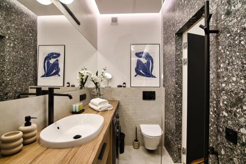 a bathroom with a sink and a toilet at Apartament Indigo 11 by Housine in Zator