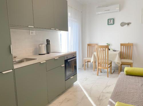 een keuken met een wastafel en een aanrecht bij Apartment Lena in Vodice