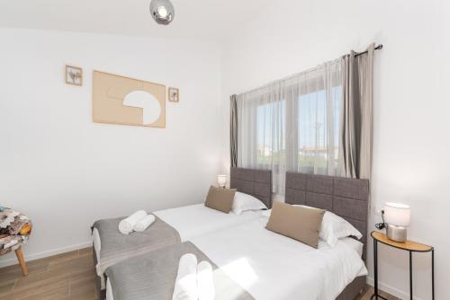 una piccola camera da letto con un letto e una finestra di NEW Casa Familia with Frontyard, Backyard and great bbq! a Poreč (Parenzo)
