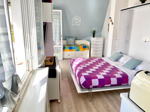 um quarto com uma cama com um cobertor xadrez em La Casa di Pamy em Bellaria-Igea Marina