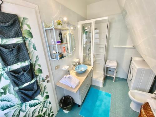 ein kleines Bad mit einem Waschbecken und einem Spiegel in der Unterkunft La Casa di Pamy in Bellaria-Igea Marina