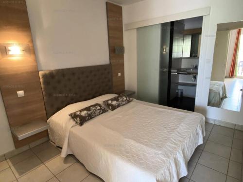 une chambre avec un lit dans une pièce dans l'établissement Résidence Natureva - Appartement T2 2 PERS. MAE-2701, au Cap d'Agde