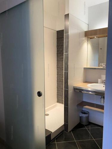 une salle de bain avec douche et lavabo dans l'établissement Résidence Natureva - Appartement T2 2 PERS. MAE-2701, au Cap d'Agde