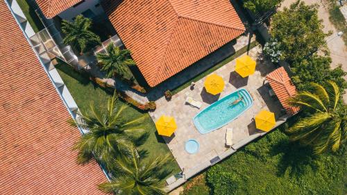 uma vista sobre uma piscina e palmeiras em Pousada Solar da Praia em Tamandaré