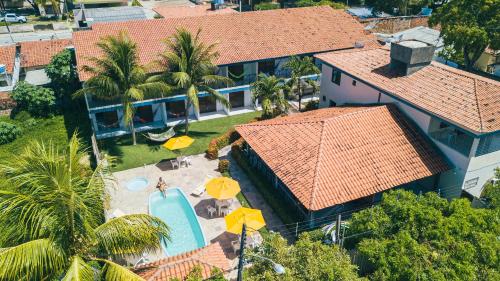 uma vista aérea de uma casa com piscina em Pousada Solar da Praia em Tamandaré
