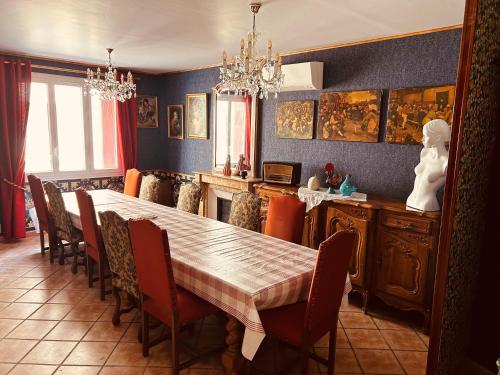 a dining room with a table and chairs at La Babayaga in Capestang
