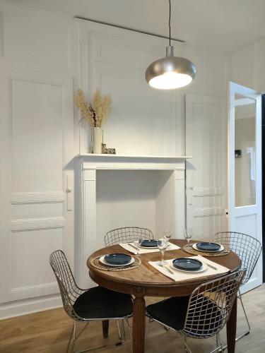 une table à manger avec deux chaises et une lampe dans l'établissement La Maison Dakoté 10 min à pied de l'hyper centre ville, à Amiens