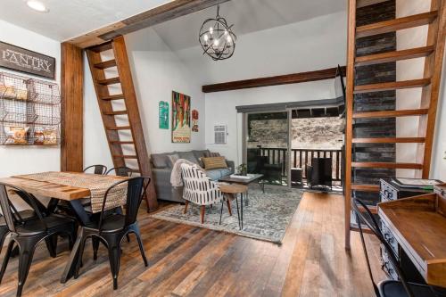 Χώρος καθιστικού στο Prospector Lodge 924 by Moose Management