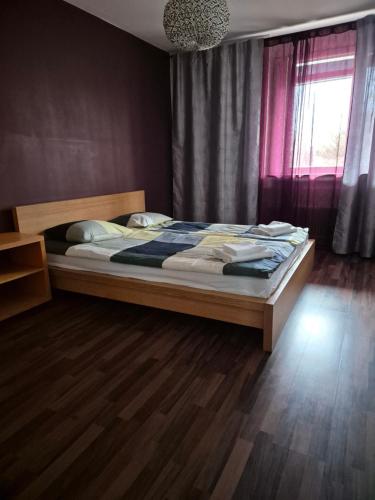 ein Schlafzimmer mit einem Bett in einem Zimmer mit einem Fenster in der Unterkunft Jakan in Stockholm