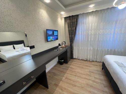 Ένα ή περισσότερα κρεβάτια σε δωμάτιο στο Feycem Suites Hotel