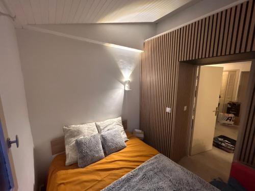 une chambre avec un lit avec deux oreillers dessus dans l'établissement Cosy chic, au Cap d'Agde