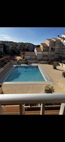 - une vue sur une grande piscine dans un bâtiment dans l'établissement Cosy chic, au Cap d'Agde