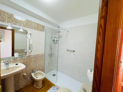een badkamer met een douche, een toilet en een wastafel bij Garden City Private Apartment Costa Adeje in Playa Fañabe
