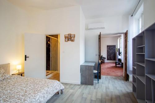 - une chambre avec un lit et un couloir avec un escalier dans l'établissement Grand T2 Hyper Centre Proche Toutes Commodités, à Perpignan