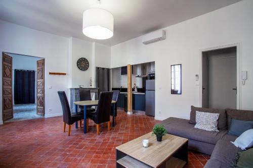 un salon avec un canapé et une table dans l'établissement Grand T2 Hyper Centre Proche Toutes Commodités, à Perpignan