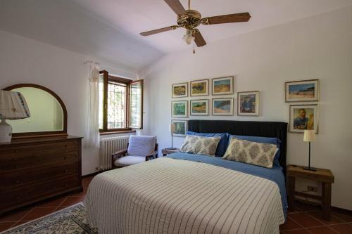 a bedroom with a bed and a ceiling fan at Little Umbria Guest House in Ficulle