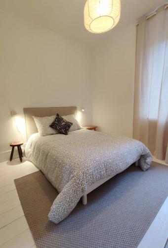 - une chambre avec un grand lit et un tapis bleu dans l'établissement La Maison Dakoté 10 min à pied de l'hyper centre ville, à Amiens