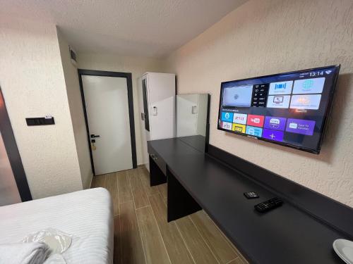 Μια τηλεόραση ή/και κέντρο ψυχαγωγίας στο Feycem Suites Hotel