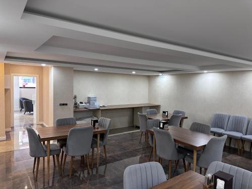- un restaurant avec des tables et des chaises dans une salle dans l'établissement STAR SUIT HOTEL, à Trabzon