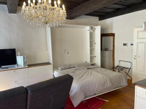 1 dormitorio con cama y lámpara de araña en Kleine Residenz en Weiden