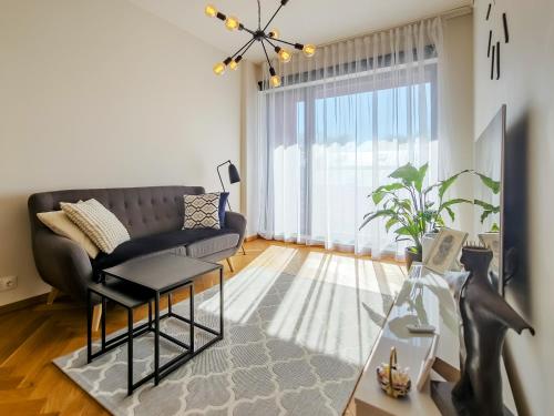 sala de estar con sofá y mesa en Rotermann City Apartments Roseni en Tallin