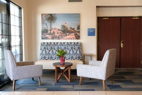 a waiting room with two chairs and a couch at Holiday Inn Express Davis-University Area by IHG in Davis