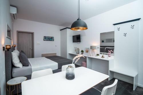 Habitación con cama, mesa y sillas. en Studioapartment Black & White, en Velika Gorica