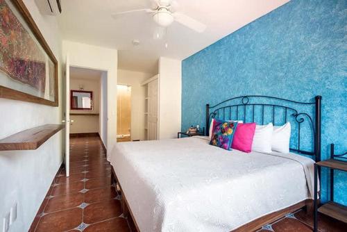 Un dormitorio con una cama grande con una pared azul. en Great 2BR Master Suite at the Best Boutique Hotel, en Sayulita