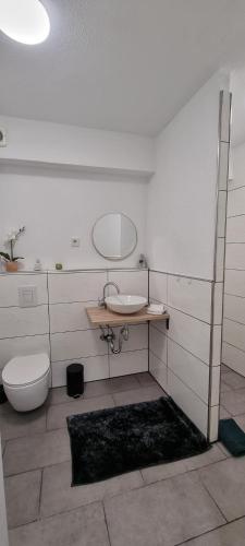 Kinheim的住宿－Moselblick，一间带水槽、卫生间和镜子的浴室
