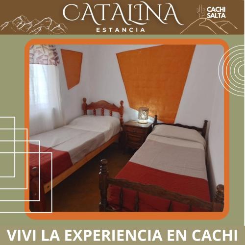 two beds in a room with a sign that reads viviane la experience en at La Catalina in Cachí