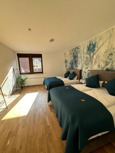 1 dormitorio con 2 camas y sofá en LiT LiVING - Luxury - Box Spring - große Terrasse - bbq - sagenhafte Aussicht - Parken, en Weinheim