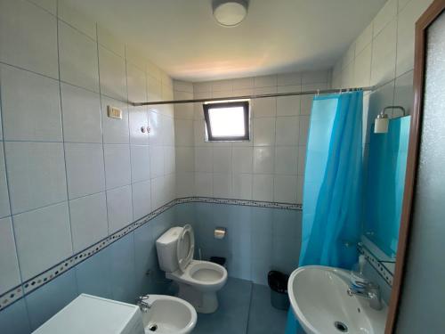 ein Bad mit einem WC und einem Waschbecken in der Unterkunft White & Blue Apartment's in Golem