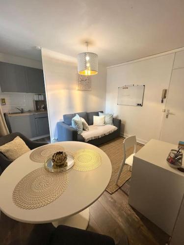 un salon avec une table et un canapé dans l'établissement Quiet studio next business school and castle, à Fontainebleau