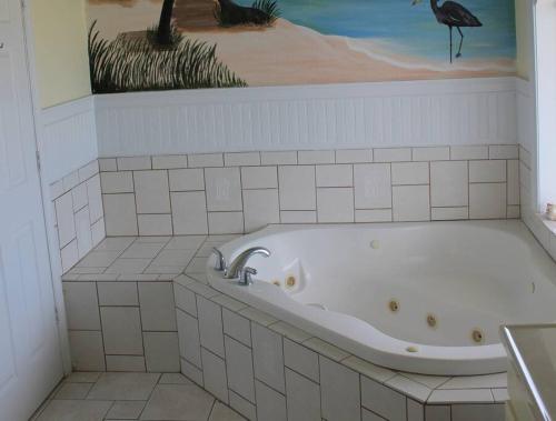 Et badeværelse på 2510 Beach Rd, Semi-Oceanfront/Pool/Hot Tub