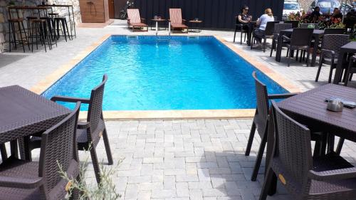 Bazén v ubytování Blisku do Gradot - Riverfront Luxury Cabins nebo v jeho okolí