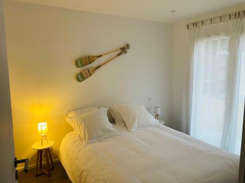 um quarto com uma grande cama branca e uma janela em Casa Felicita em Bastelicaccia
