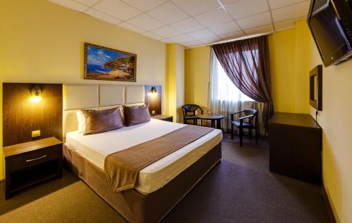 Un pat sau paturi într-o cameră la Marton Severnaya Krasnodar