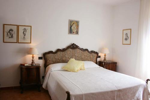 a bedroom with a large bed with two night stands at Casa Felice in Lucignano
