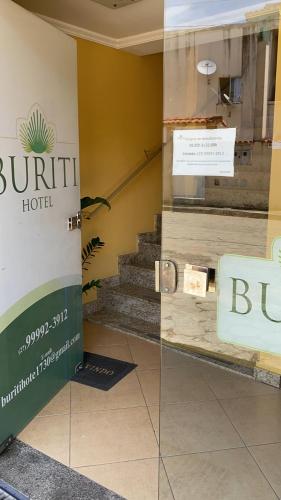アラクルスにあるBuriti Hotel - Barra do Riacho, Aracruz ESのロビーの階段のあるホテルの看板