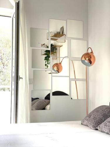 ein Schlafzimmer mit weißen Wänden und einem Bett mit zwei Lampen in der Unterkunft Gold Apartment On The Beach in Novalja