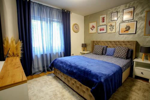 una camera da letto con un letto blu e una finestra di Villa Bella a Mostar