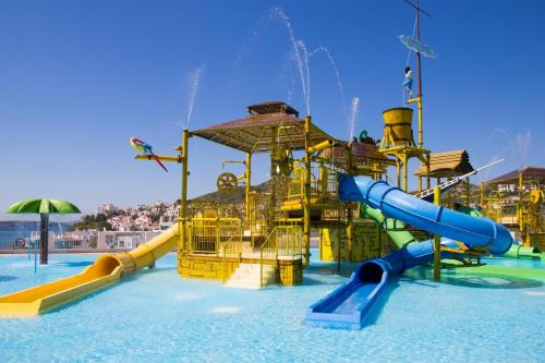 a water park with a bunch of water slides at FERGUS Club Carema Splash in Fornells