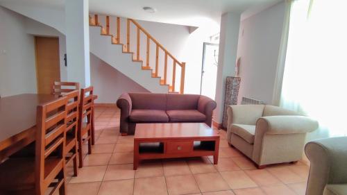 ein Wohnzimmer mit 2 Stühlen und einem Couchtisch in der Unterkunft CASA LA VILLA in Villamartín de Don Sancho