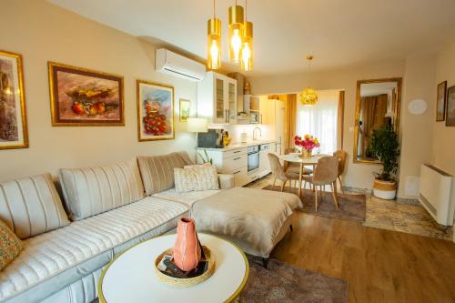 ein Wohnzimmer mit Sofa und Tisch in der Unterkunft Villa Bella in Mostar