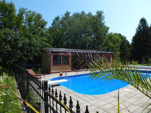 a swimming pool in front of a house at Le saint Louis in Lotbinière