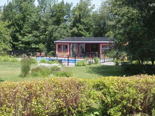 ein kleines Haus mit Pool im Hof in der Unterkunft Le saint Louis in Lotbinière